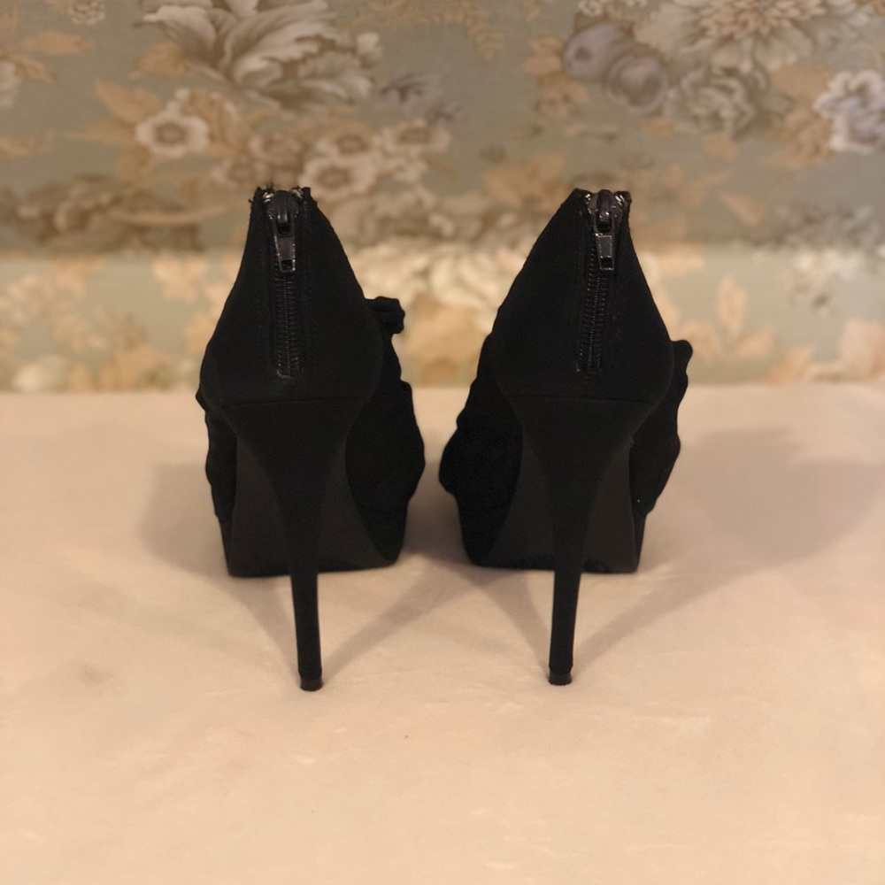 Black Ruffled Pumps sz. 8 - Picture 5 of 6
